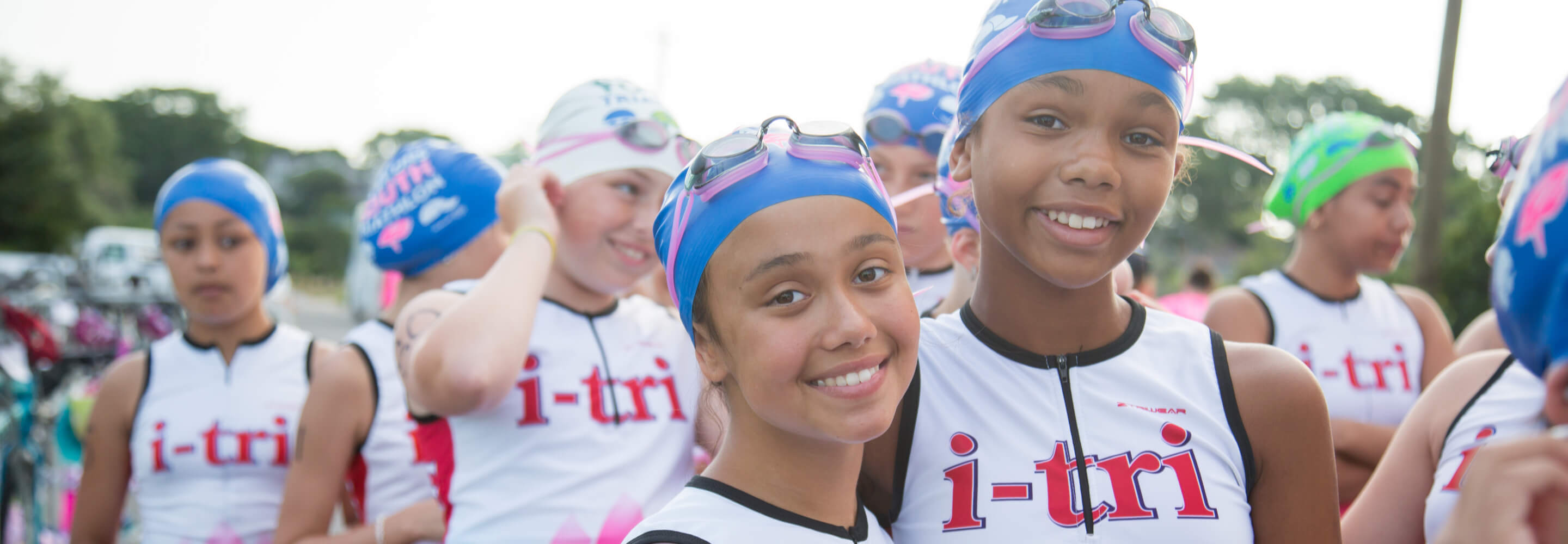 Girls in i-tri race uniforms